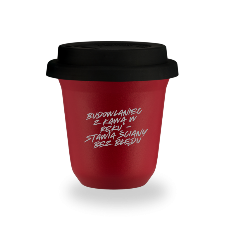 Kubek 240 ml CZERWONY "Budowlaniec z kawą w ręku - stawia ściany bez błędu", z pokrywką czarną